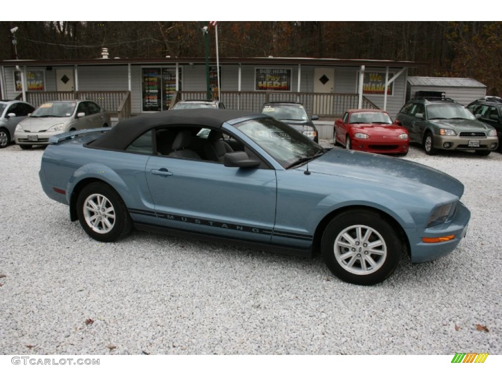 2006 Mustang V6 Deluxe Convertible - Windveil Blue Metallic / Dark Charcoal photo #2