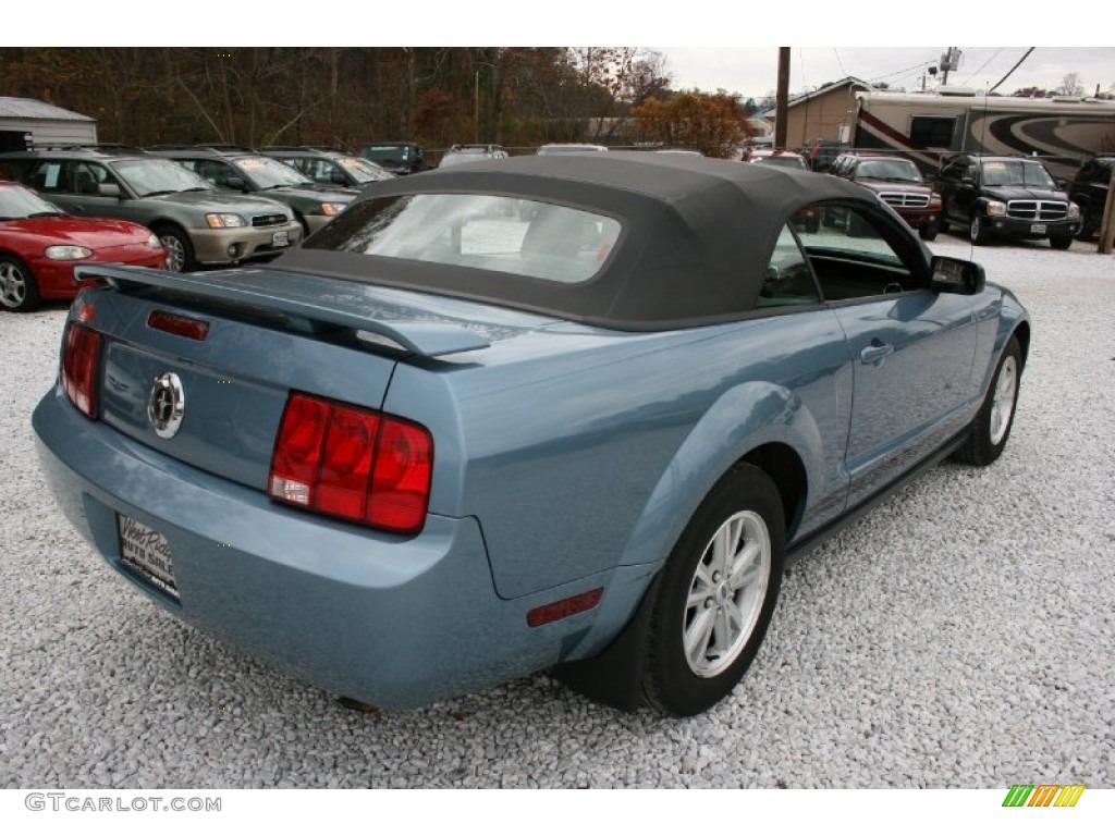 2006 Mustang V6 Deluxe Convertible - Windveil Blue Metallic / Dark Charcoal photo #5