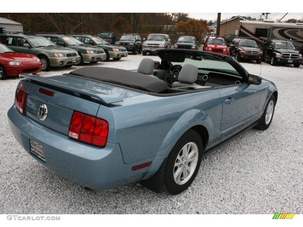 2006 Mustang V6 Deluxe Convertible - Windveil Blue Metallic / Dark Charcoal photo #15