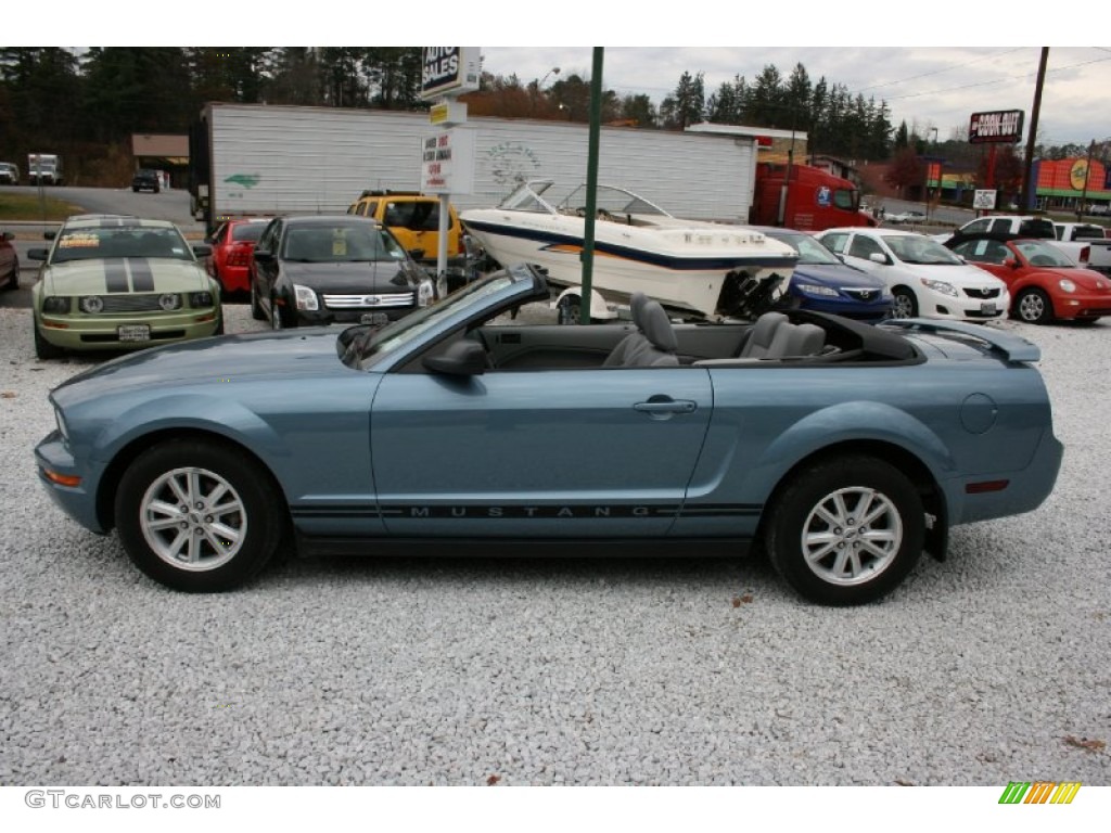 2006 Mustang V6 Deluxe Convertible - Windveil Blue Metallic / Dark Charcoal photo #17