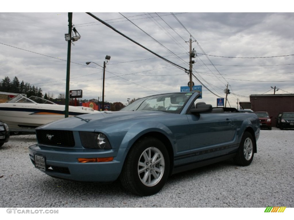 2006 Mustang V6 Deluxe Convertible - Windveil Blue Metallic / Dark Charcoal photo #31