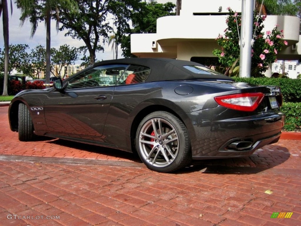 2012 GranTurismo Convertible GranCabrio Sport - Grigio Granito (Dark Grey) / Rosso Corallo photo #2