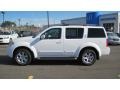 Avalanche White - Pathfinder SE Photo No. 2