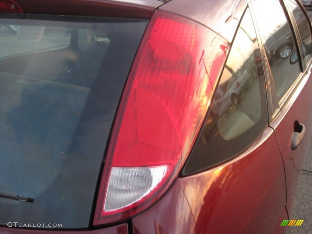 2007 Focus ZX5 SE Hatchback - Dark Toreador Red Metallic / Charcoal/Light Flint photo #17