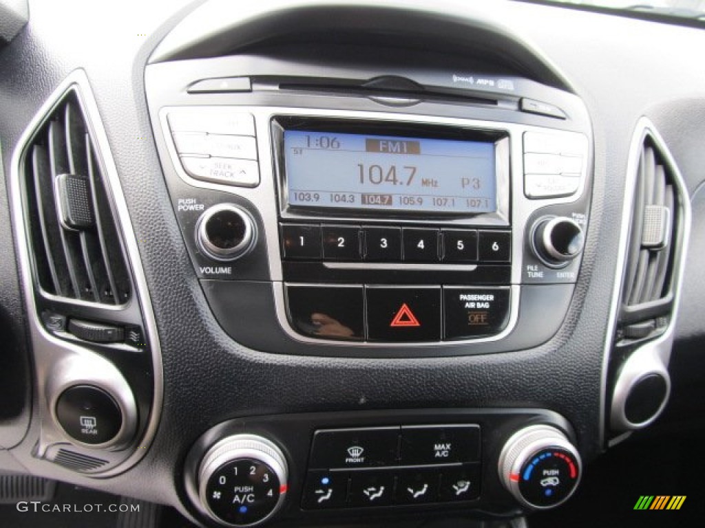 2011 Hyundai Tucson GL Controls Photo #57675641