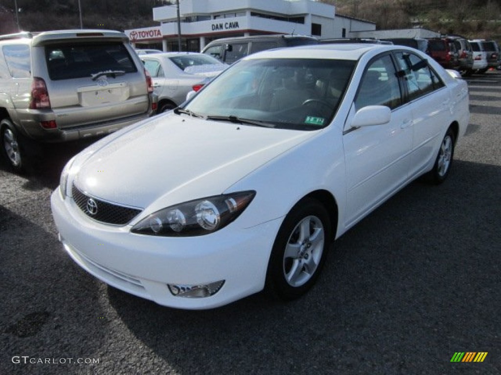 2005 Camry SE - Super White / Taupe photo #3