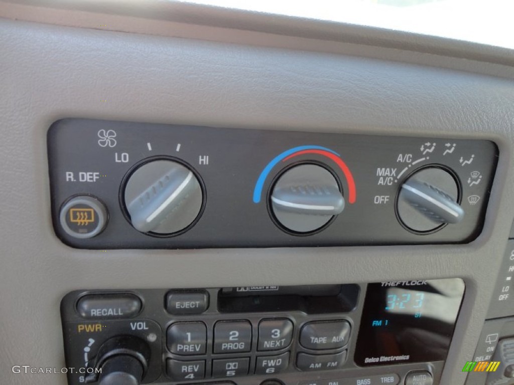 2002 Chevrolet Astro LT Controls Photos