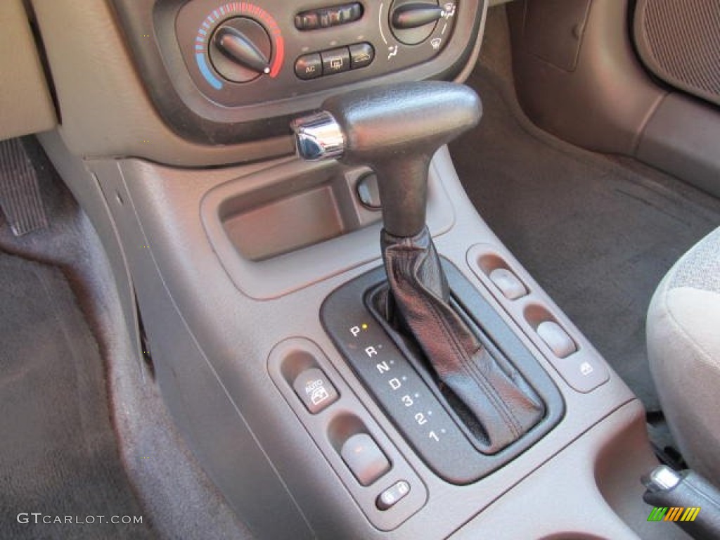 2002 L Series L100 Sedan - Bright Silver / Gray photo #13