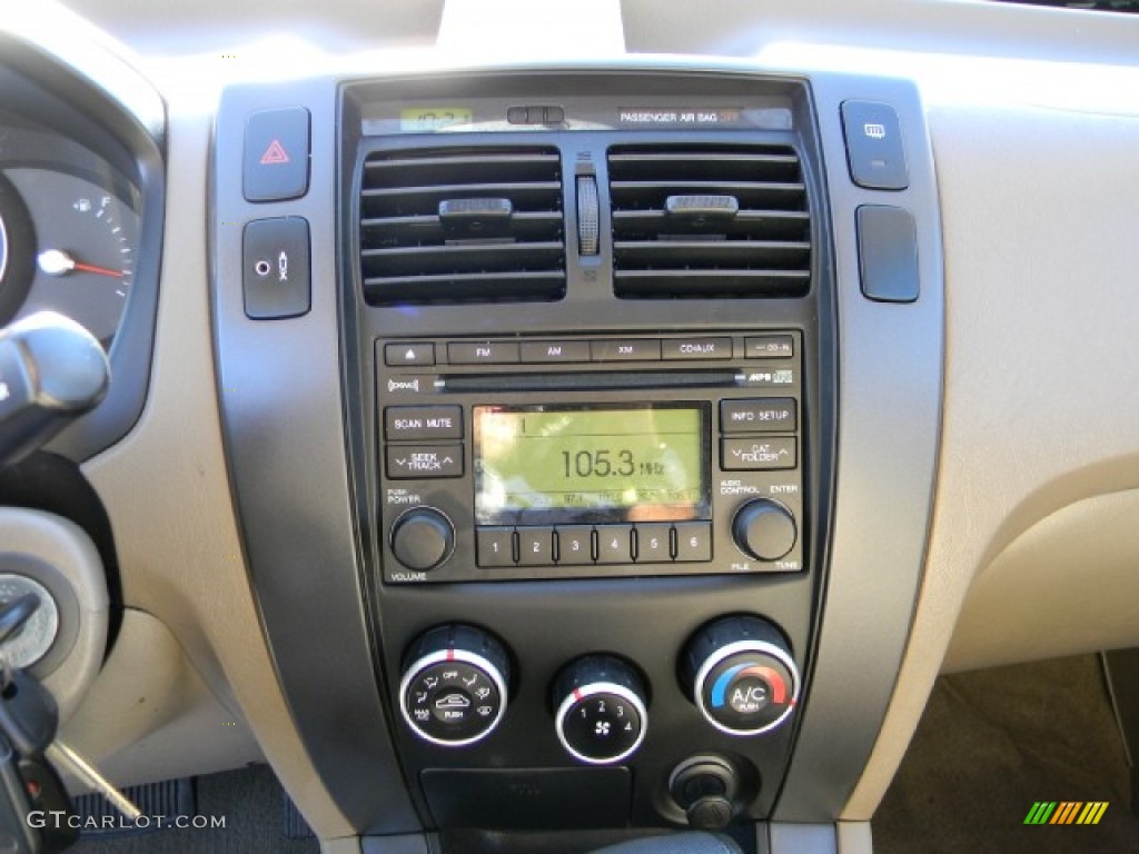 2009 Hyundai Tucson GLS Controls Photos