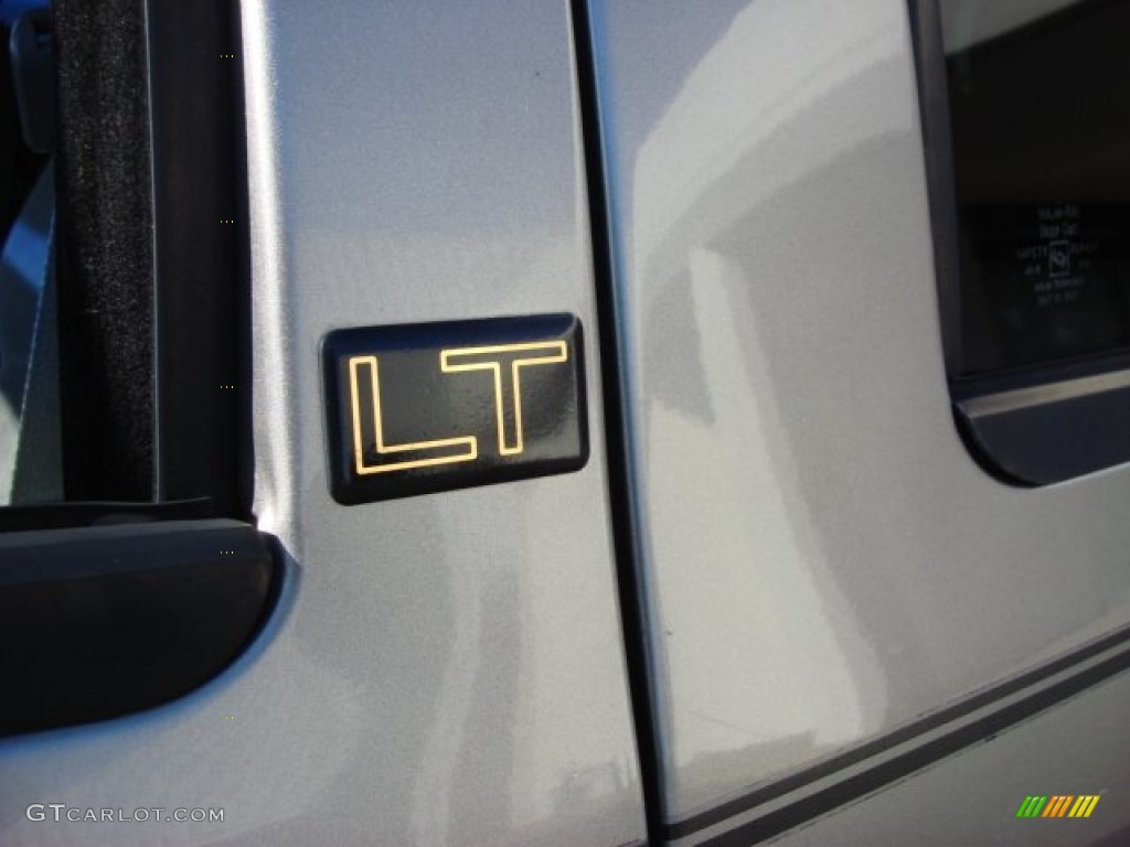 2000 Chevrolet Blazer LT Marks and Logos Photos