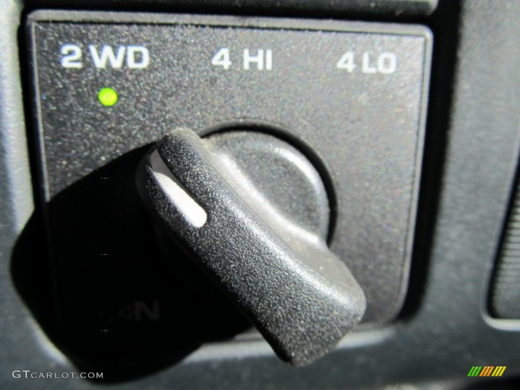 2004 Dodge Dakota SXT Regular Cab 4x4 Controls Photo #57811427