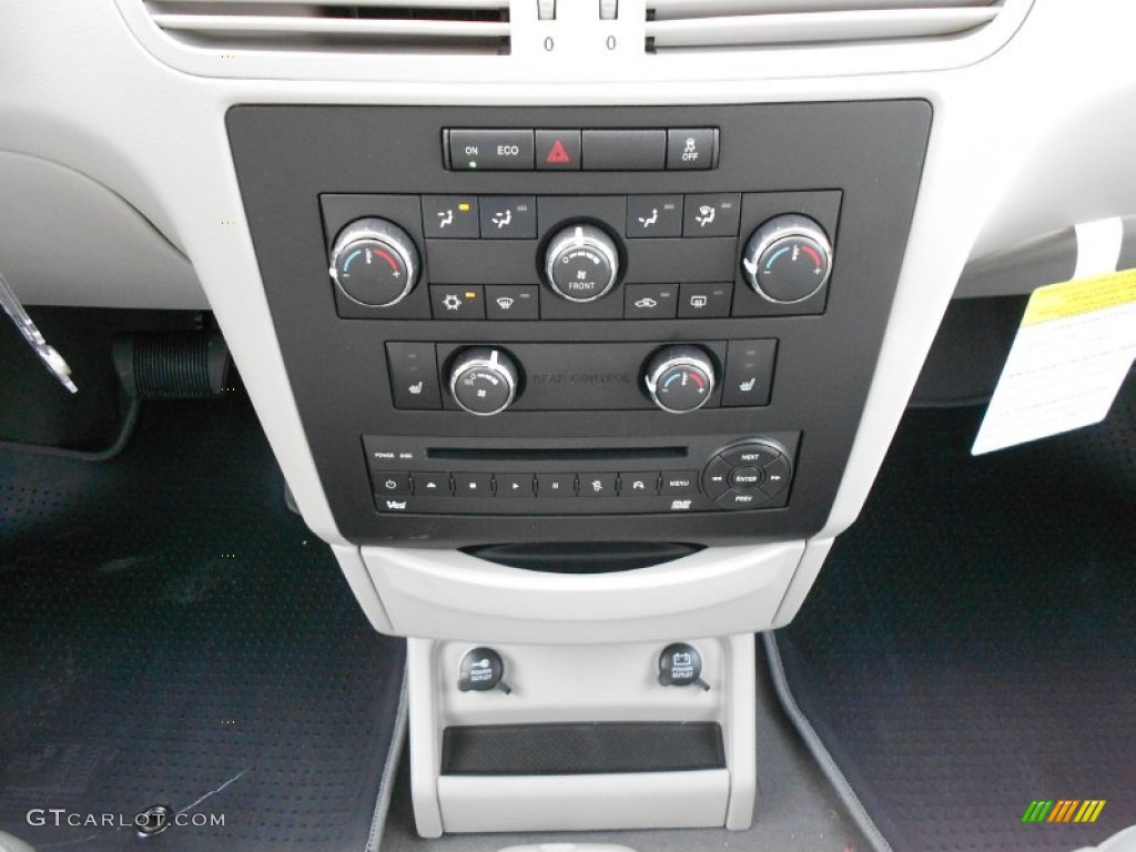 2012 Volkswagen Routan SE Controls Photo #57836942
