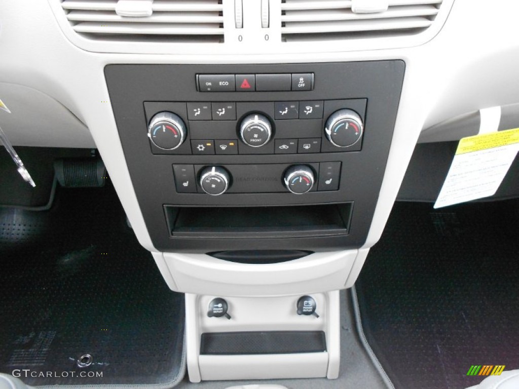 2012 Volkswagen Routan SE Controls Photo #57837154