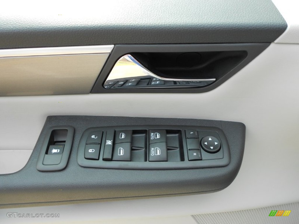 2012 Volkswagen Routan SE Controls Photo #57837179