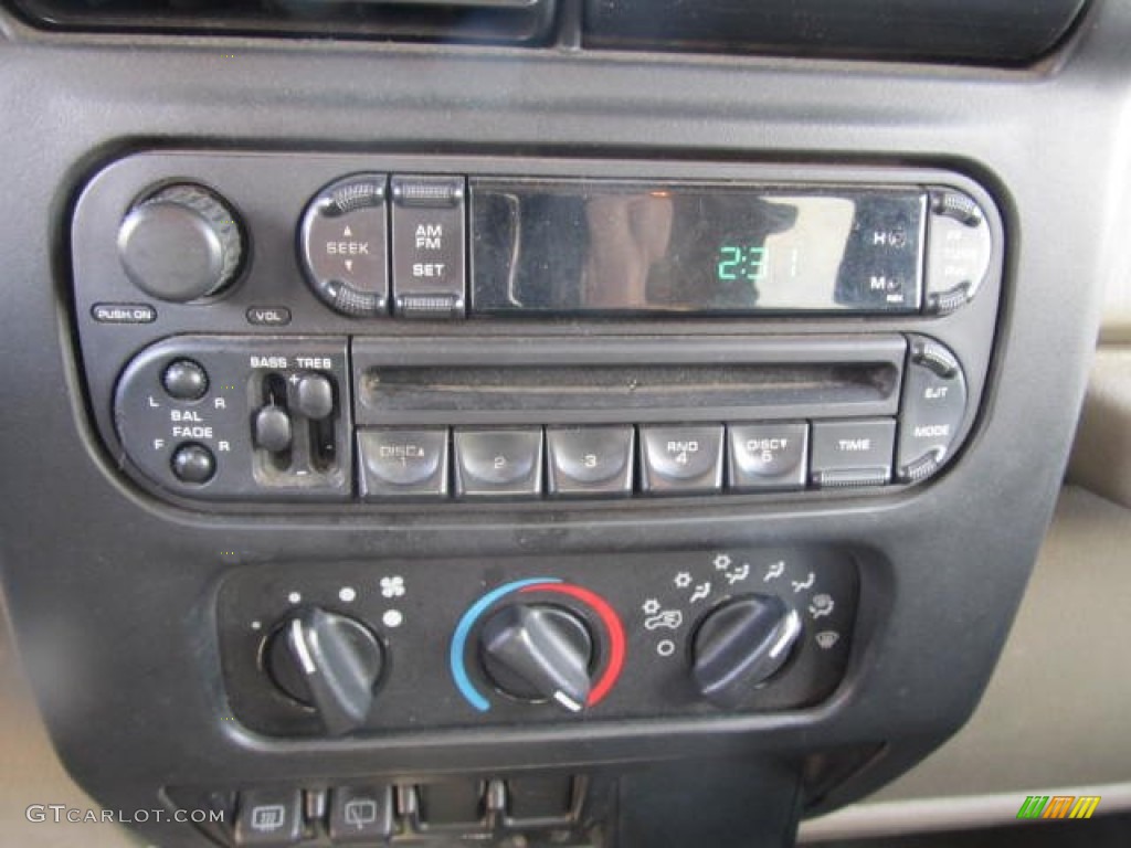 2004 Wrangler X 4x4 - Light Khaki Metallic / Khaki photo #12