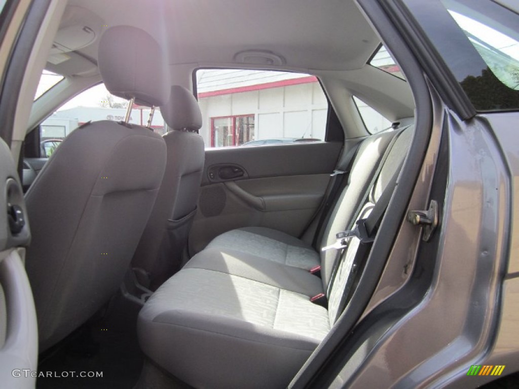 2005 Focus ZX4 SE Sedan - Liquid Grey Metallic / Dark Flint/Light Flint photo #12