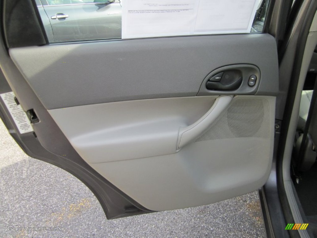 2005 Focus ZX4 SE Sedan - Liquid Grey Metallic / Dark Flint/Light Flint photo #13