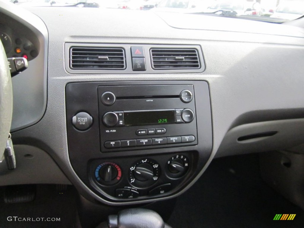 2005 Ford Focus ZX4 SE Sedan Controls Photo #57848201