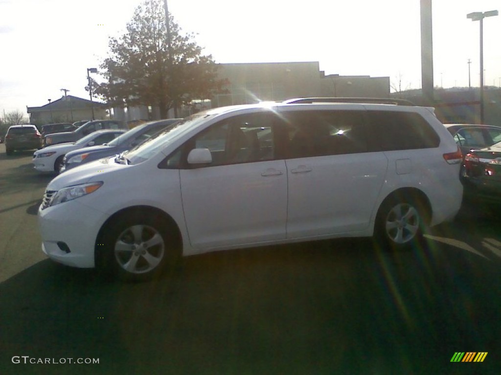 2011 Sienna LE - Super White / Bisque photo #3