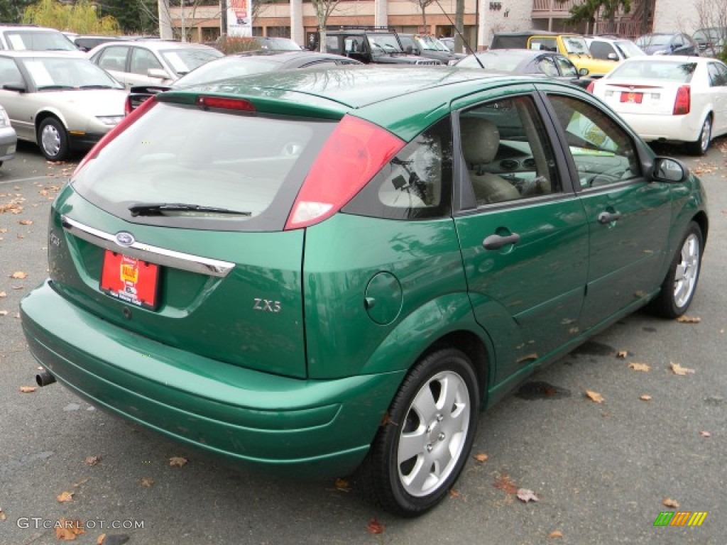 2002 Focus ZX5 Hatchback - Grabber Green Metallic / Medium Parchment photo #5