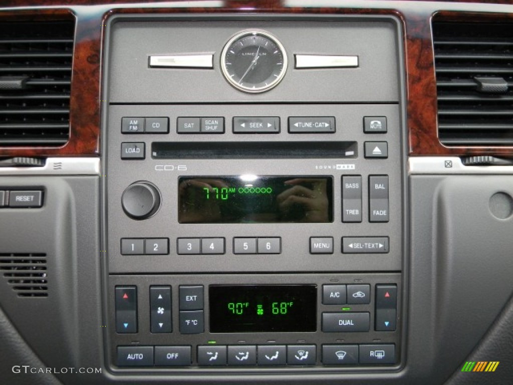 2011 Lincoln Town Car Signature L Controls Photos