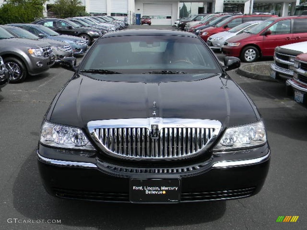 2011 Town Car Signature L - Black / Black photo #2