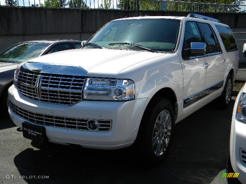 White Platinum Tri-Coat Lincoln Navigator