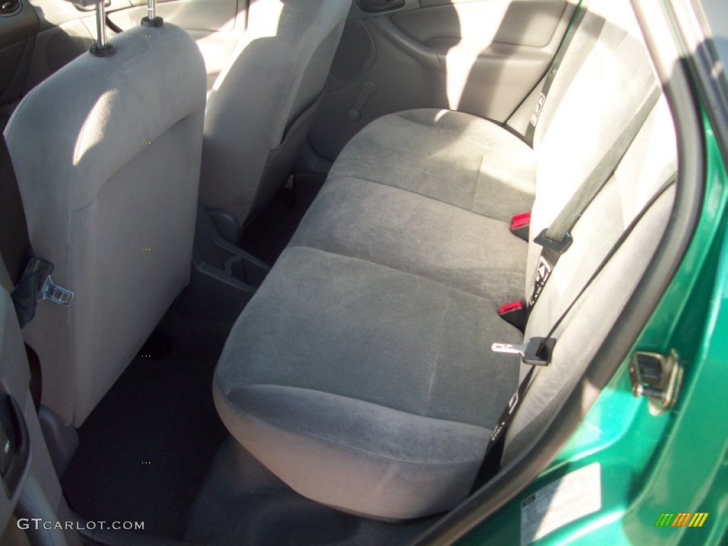2002 Focus LX Sedan - Grabber Green Metallic / Medium Graphite photo #12