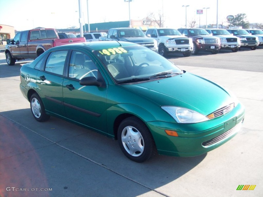 2002 Focus LX Sedan - Grabber Green Metallic / Medium Graphite photo #15