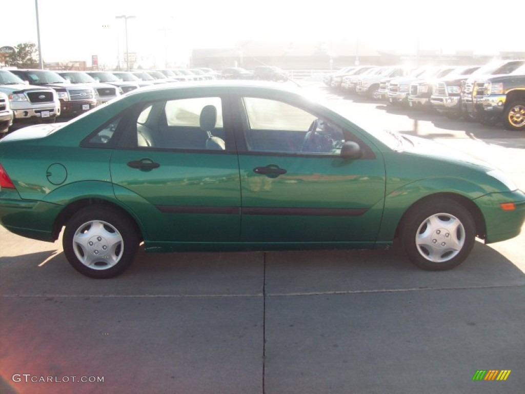 2002 Focus LX Sedan - Grabber Green Metallic / Medium Graphite photo #16