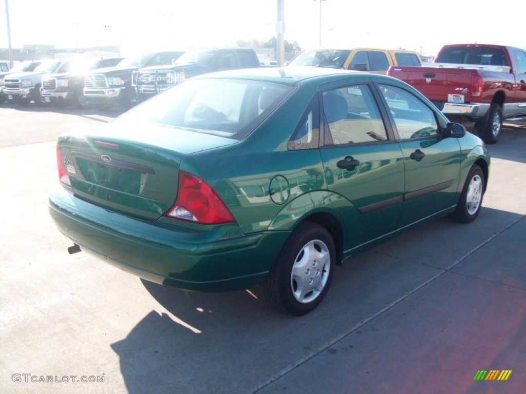 2002 Focus LX Sedan - Grabber Green Metallic / Medium Graphite photo #17