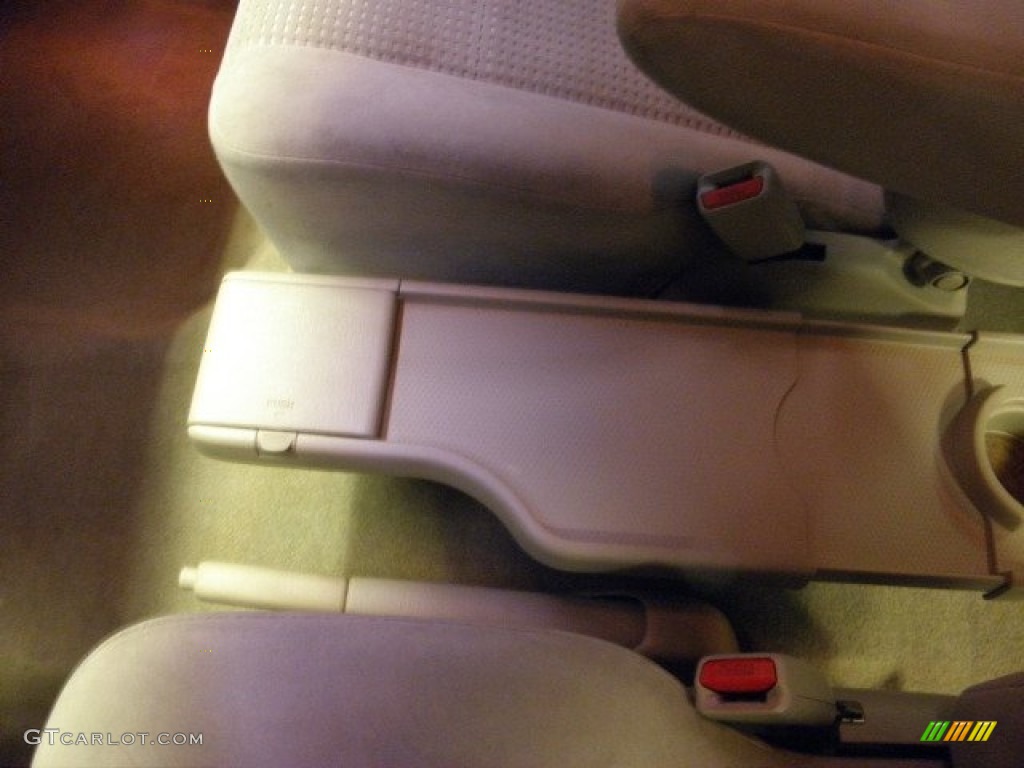 2006 MPV LX - Rally White / Beige photo #9