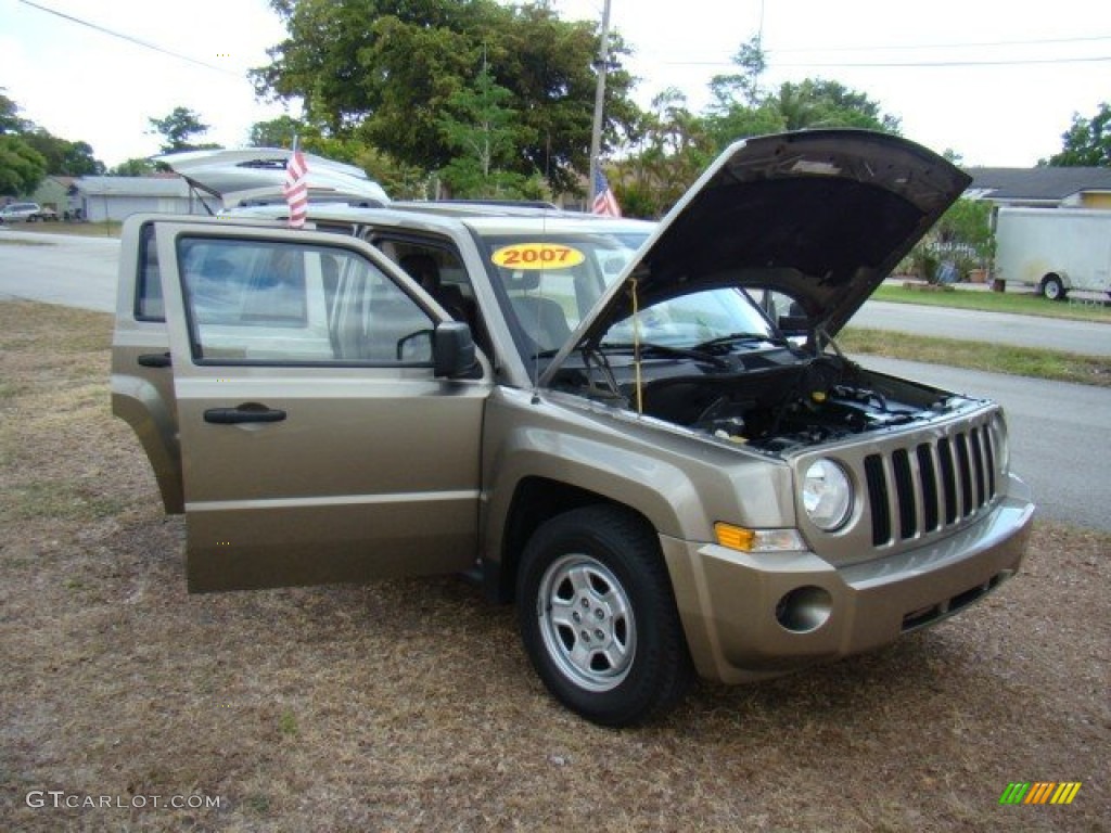 2007 Patriot Limited - Light Khaki Metallic / Pastel Pebble Beige photo #20