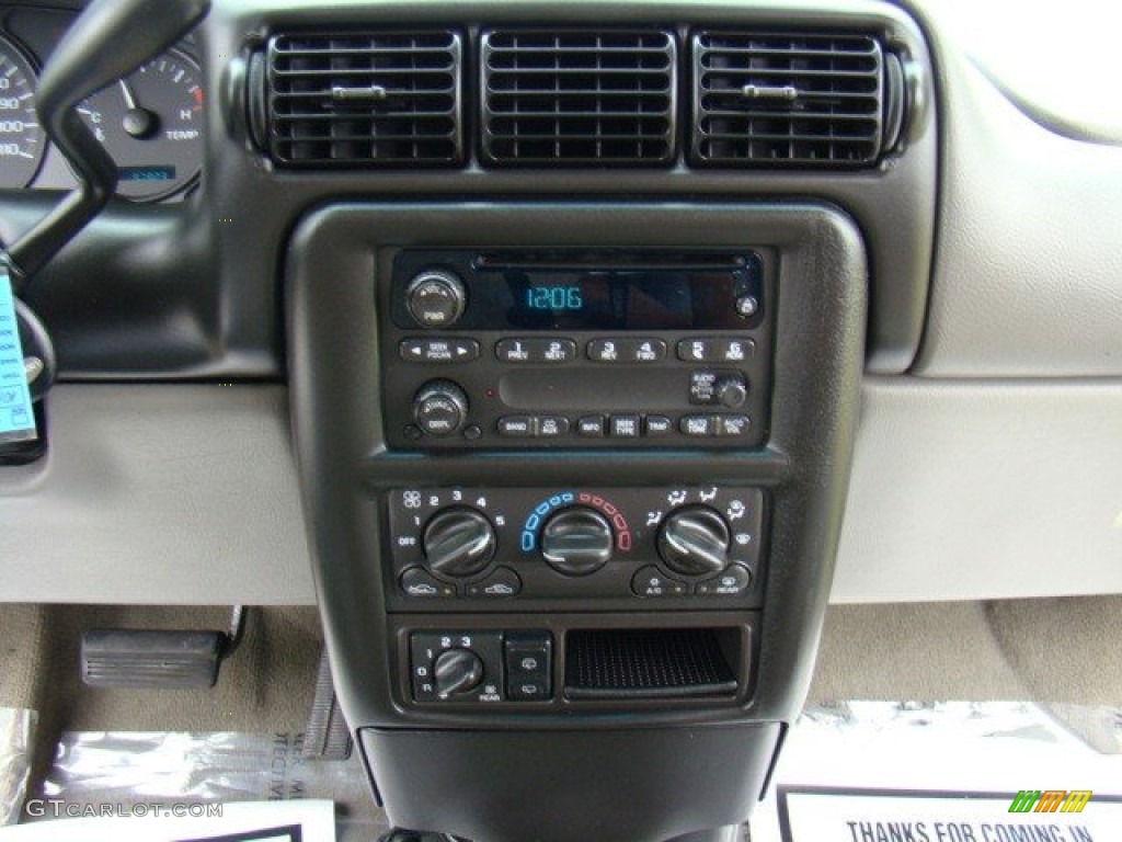 2005 Venture LS - Dark Blue Metallic / Medium Gray photo #15