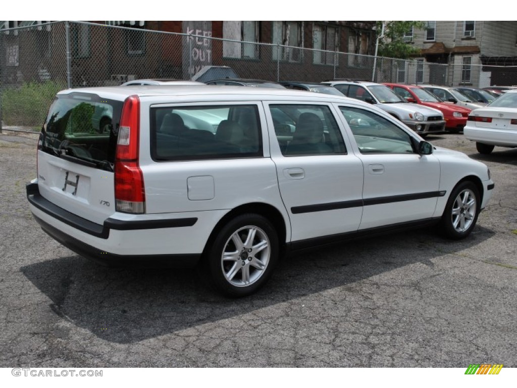 2004 V70 2.4 - Ice White / Taupe photo #2