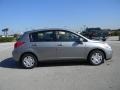 Magnetic Gray Metallic - Versa 1.8 S Hatchback Photo No. 4