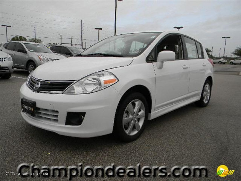 2012 Versa 1.8 SL Hatchback - Fresh Powder White / Beige photo #1