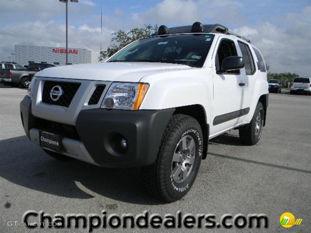 Avalanche White Nissan Xterra