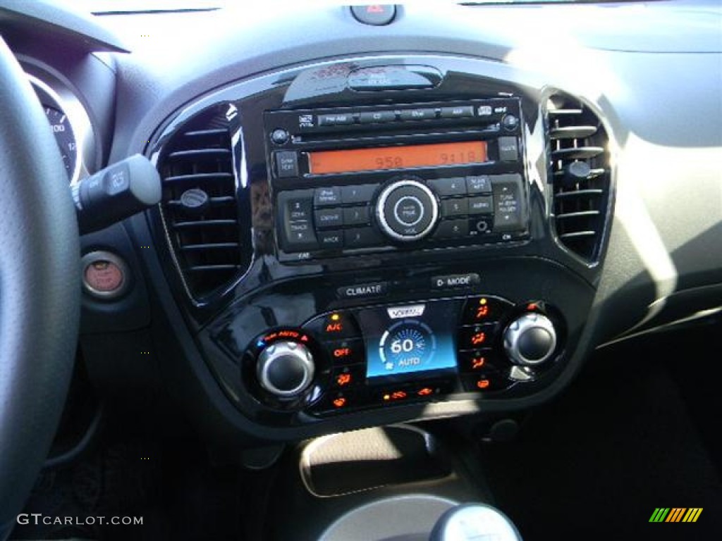 2011 Juke SV - Gun Metallic / Black/Silver Trim photo #12