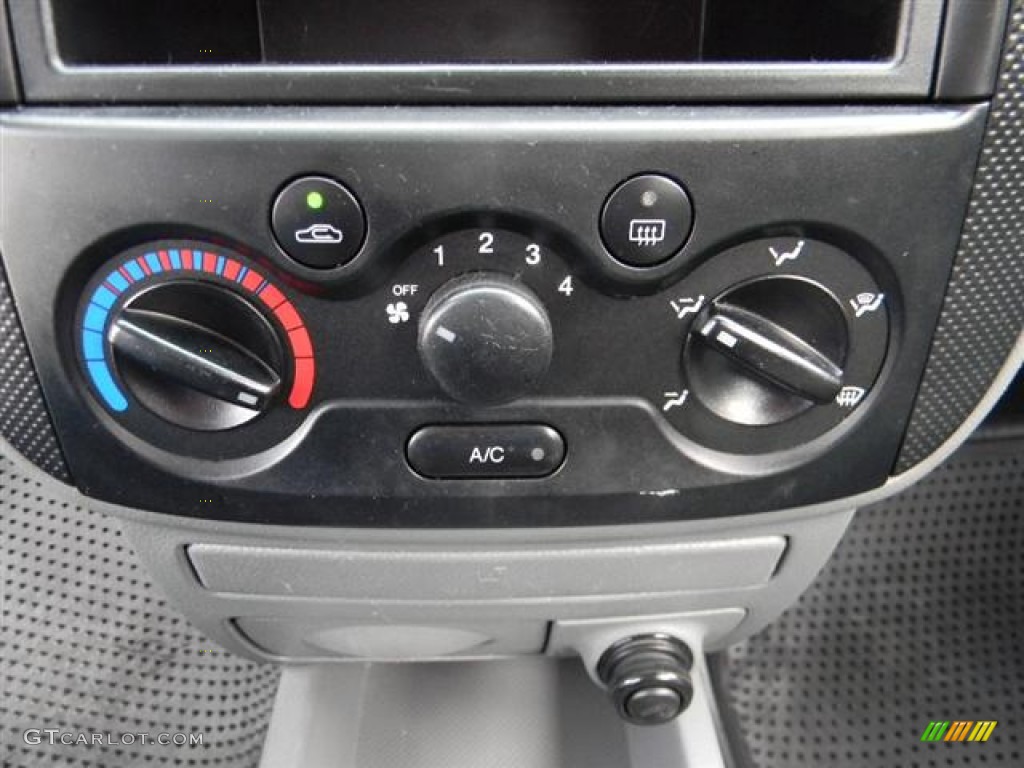 2004 Chevrolet Aveo LS Hatchback Controls Photos