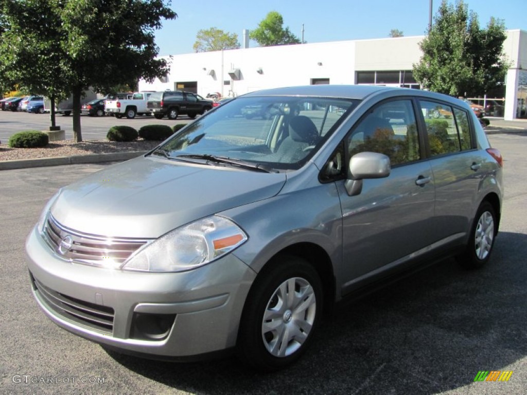 2010 Versa 1.8 S Hatchback - Magnetic Gray Metallic / Charcoal photo #1