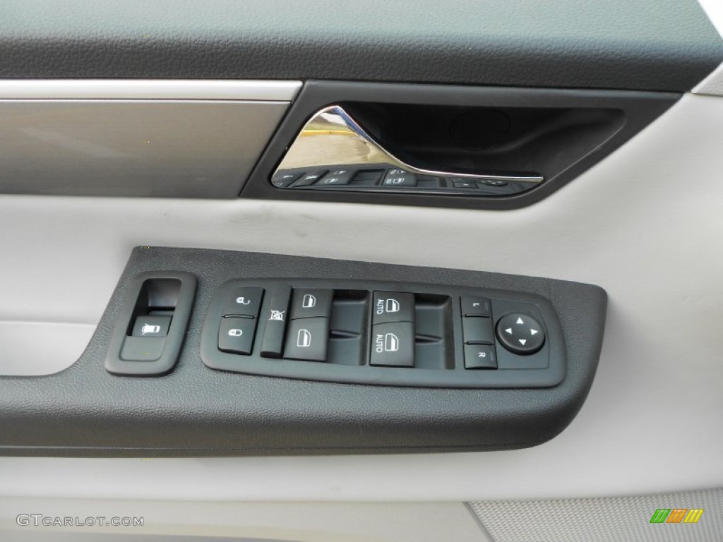2012 Volkswagen Routan SE Controls Photo #57990980