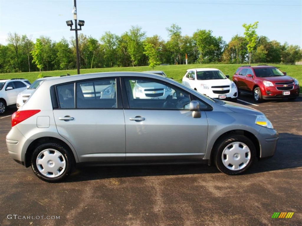 2008 Versa 1.8 S Hatchback - Magnetic Gray / Charcoal photo #1