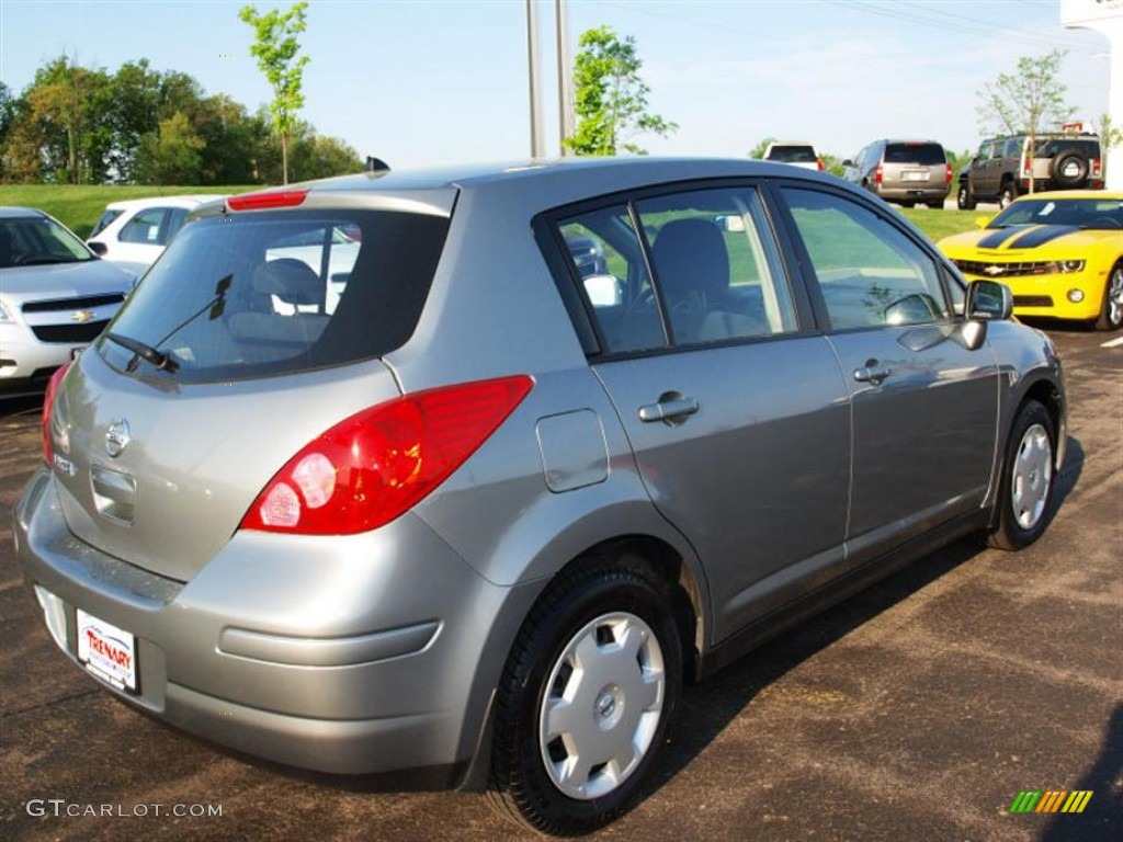 2008 Versa 1.8 S Hatchback - Magnetic Gray / Charcoal photo #3