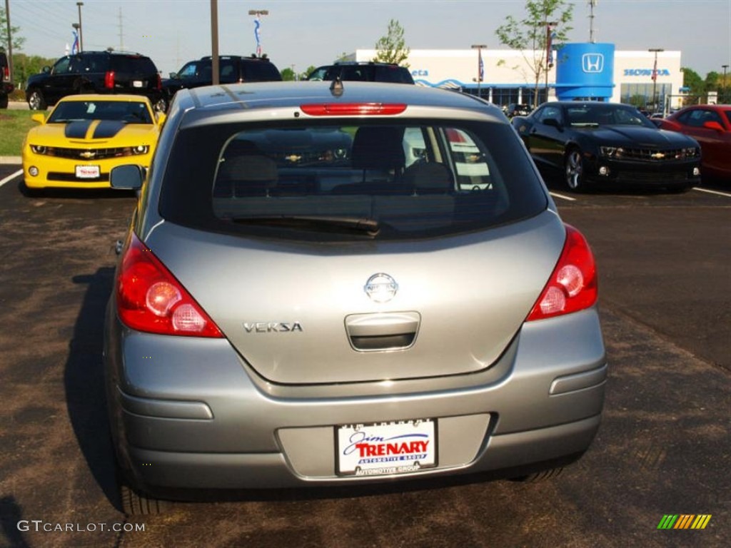2008 Versa 1.8 S Hatchback - Magnetic Gray / Charcoal photo #6