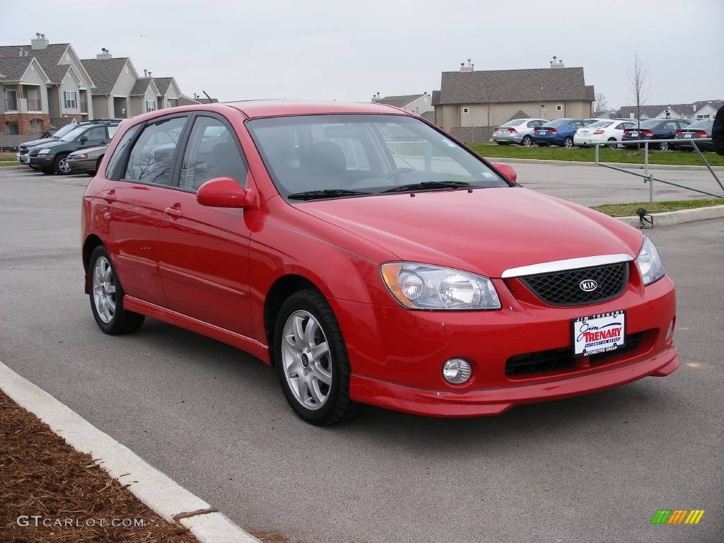 2005 Spectra 5 Wagon - Radiant Red / Gray photo #2