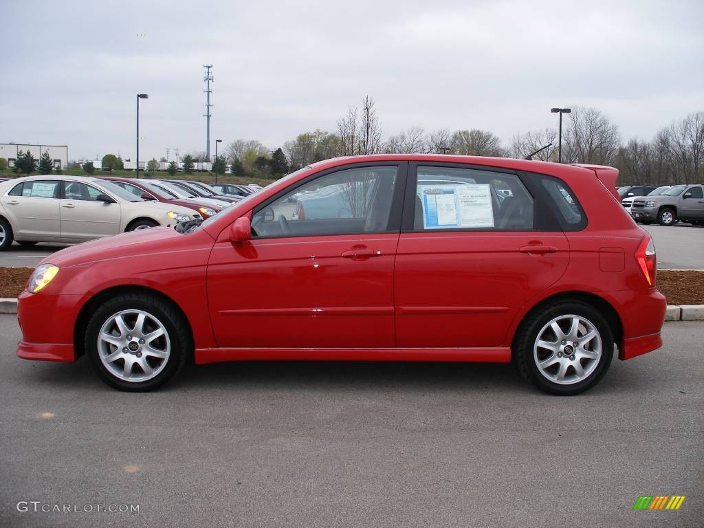 2005 Spectra 5 Wagon - Radiant Red / Gray photo #4