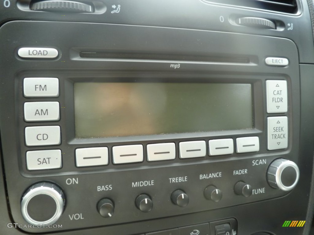 2009 Volkswagen Jetta TDI SportWagen Audio System Photos