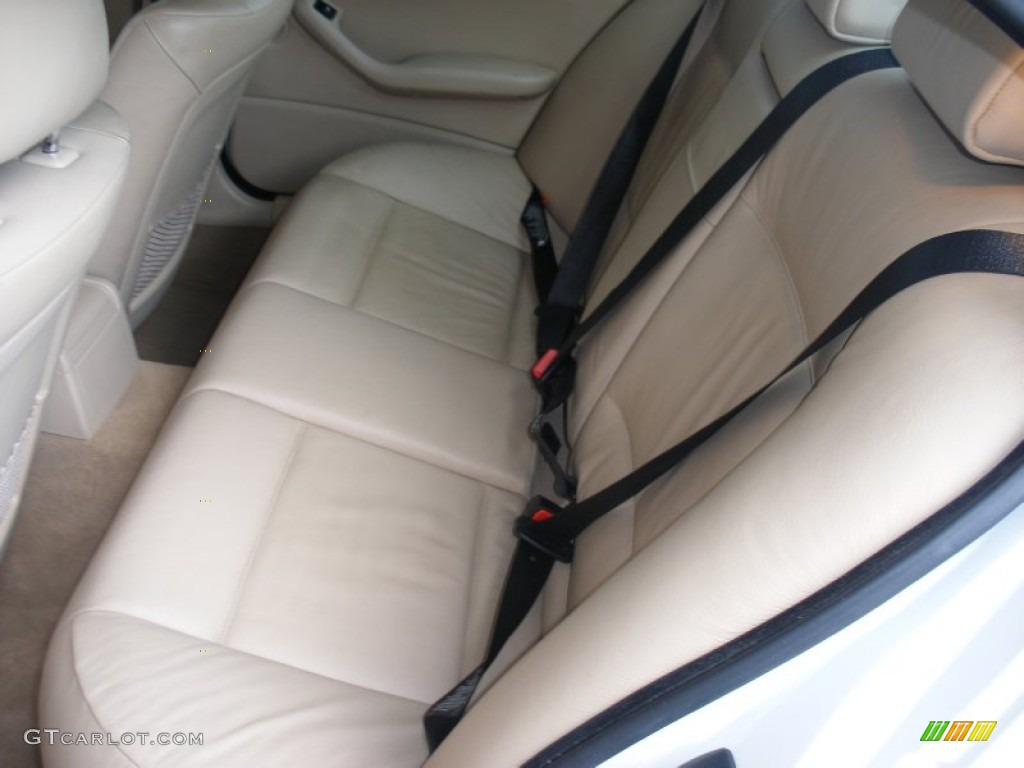 2004 3 Series 330xi Sedan - Alpine White / Sand photo #17