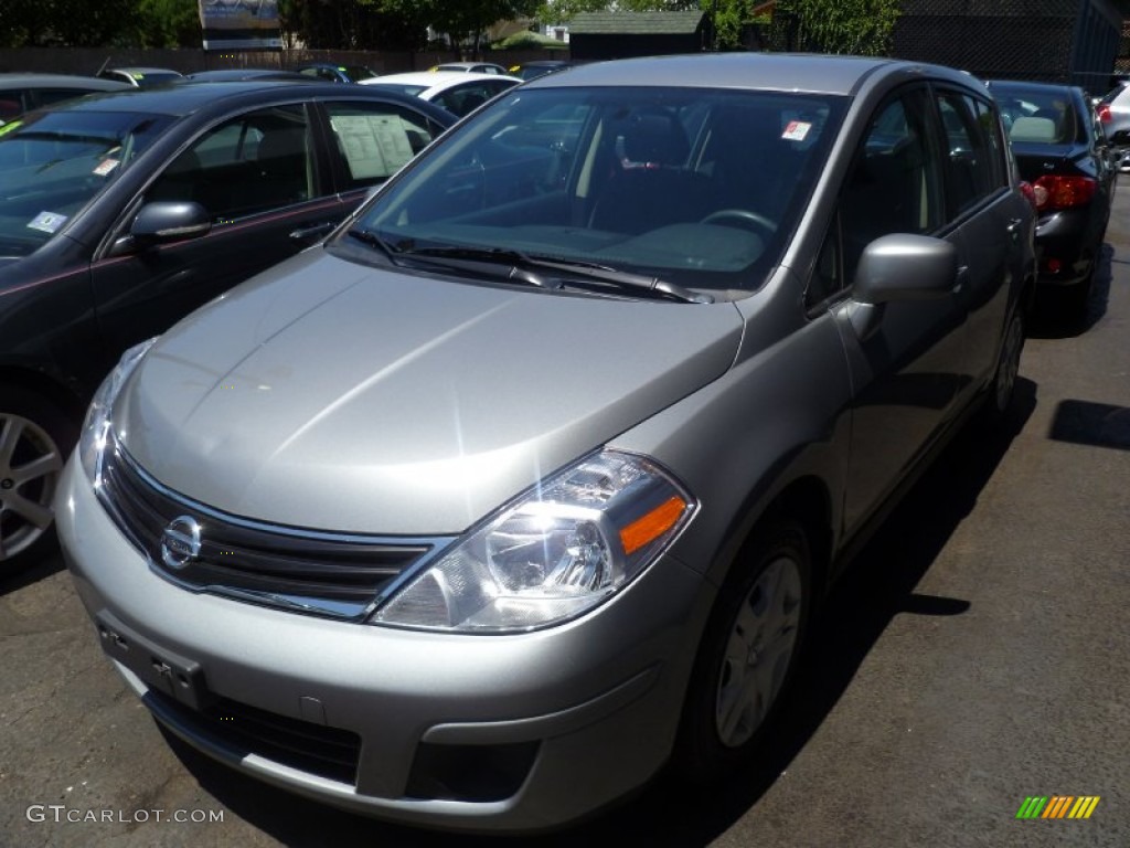 2010 Versa 1.8 S Hatchback - Magnetic Gray Metallic / Charcoal photo #1